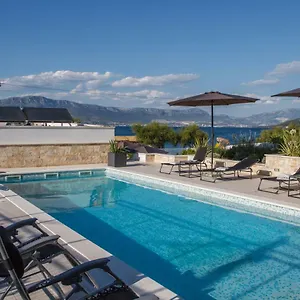 Villa Luxury Poolside